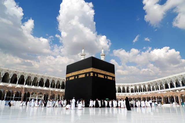14-Day Spiritual Umrah Journey β April 2025